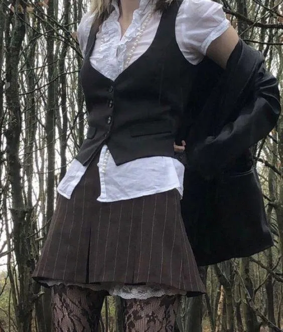 Kết hợp cùng một em chân váy ngắn cùng tone màu và tất đen như hình là sự lựa chọn cực hay ho đó. (Nguồn: Internet).