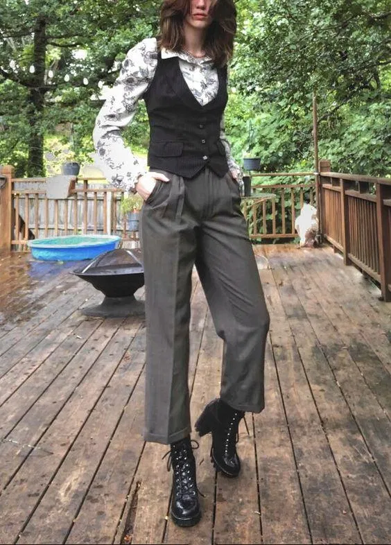 Một chiếc áo sơ mi họa tiết hoa đơn giản mặc cùng quần âu được “nâng tầm” gấp bội lần khi được layer thêm một em gile đen đơn giản ở ngoài và giày da đen. (Nguồn: Internet).