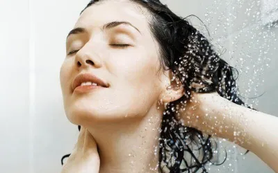 Gội đầu với nước lạnh hạn chế đổ dầu(Nguồn: Internet)