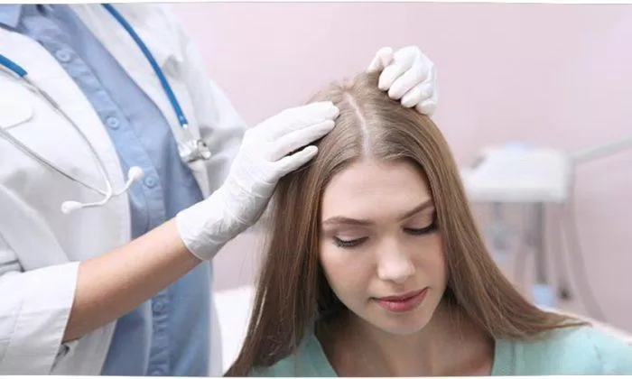 Bạn có thể đến gặp bác sĩ nếu tình trạng rụng tóc nghiêm trọng và kéo dài (Ảnh: Internet)