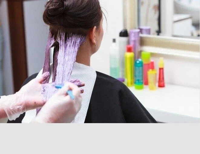 Có người hỗ trợ giúp tóc nhuộm được đều màu hơn(Nguồn: Internet)