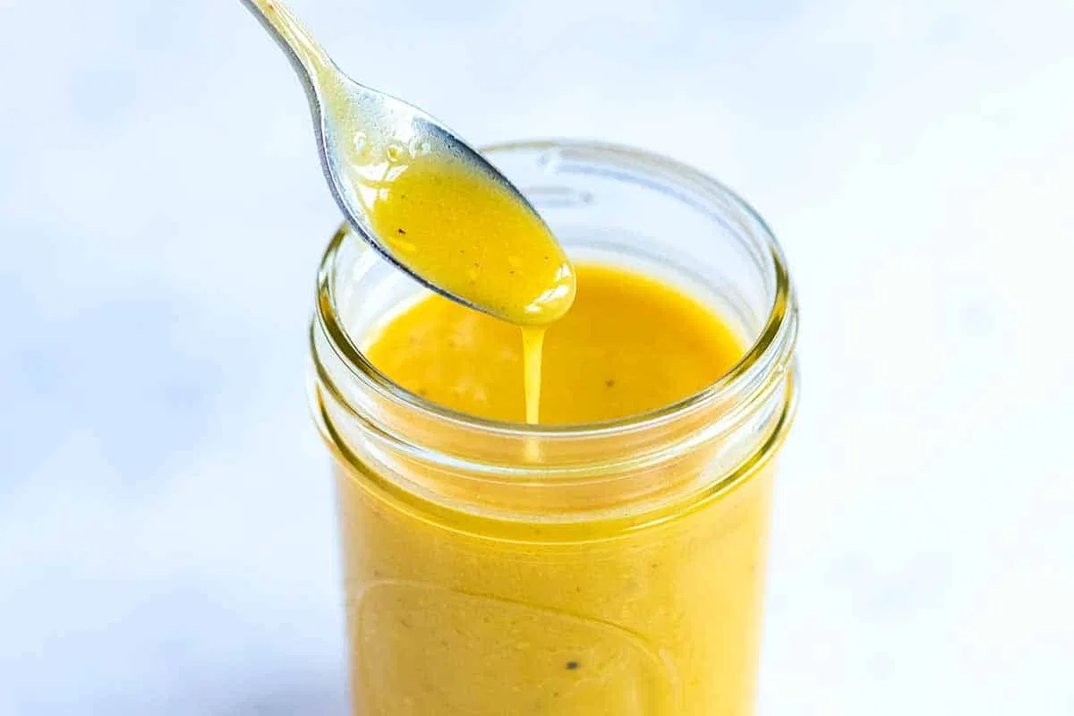 Nước salad dressing mù tạt - mật ong kinh điển có vị chua ngọt hài hòa, ăn hợp với tất cả các món (Nguồn: Internet).