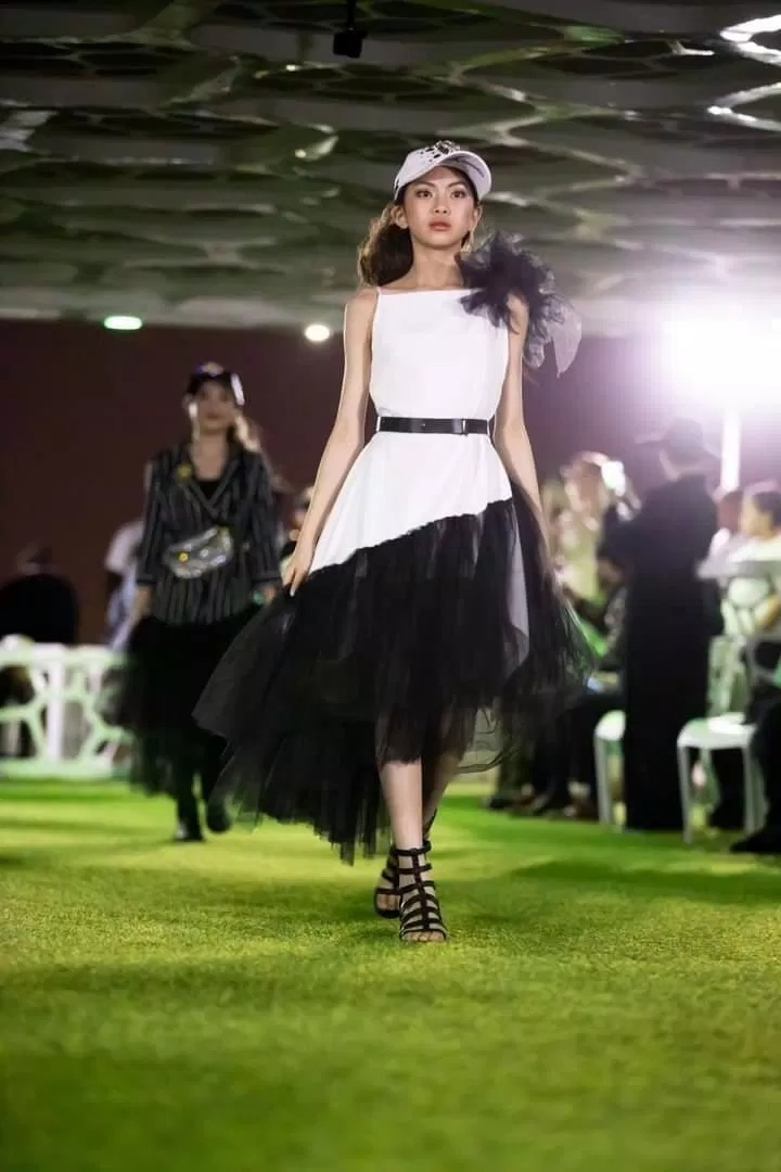 Hyein catwalk khá tốt và cũng từng là mẫu nhí. (Ảnh: Internet)