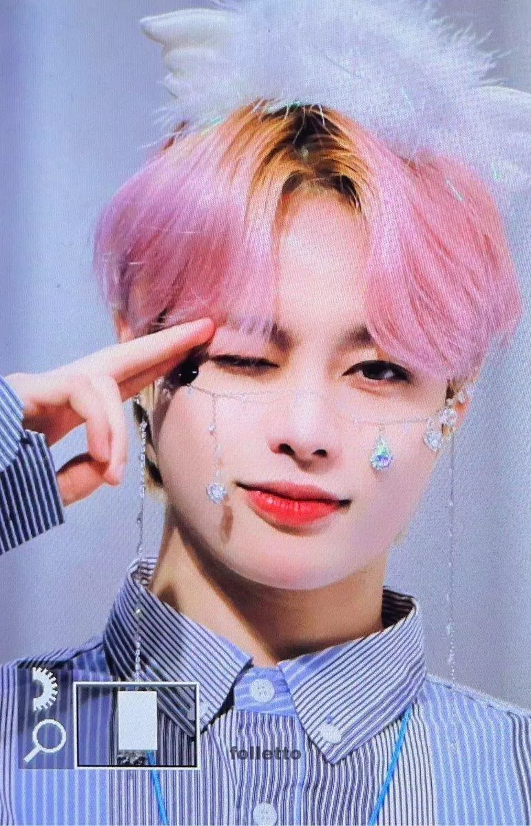 Hanbin cực đáng yêu khi đeo face chain (nguồn: twitter) Hanbin cực đáng yêu khi đeo face chain (nguồn: twitter)