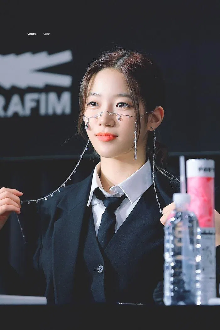 Hình ảnh Kazuha đeo face chain (nguồn: twitter)