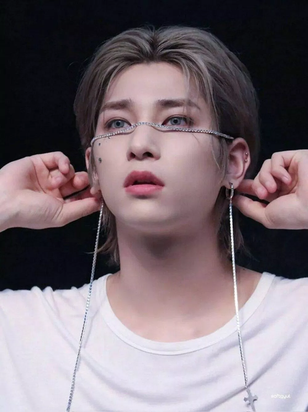 Hình ảnh Hangyul đeo face chain (nguồn: twitter)