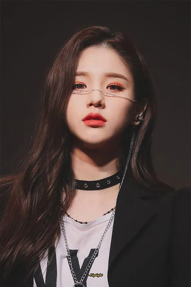 Hình ảnh Heejin đeo face chain (nguồn: twitter)