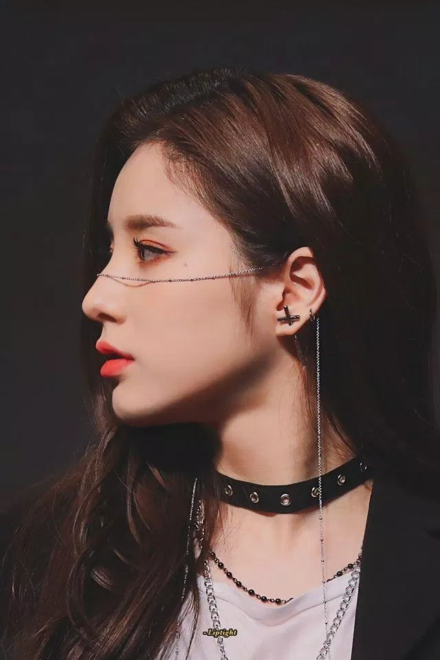 Hình ảnh Heejin đeo face chain (nguồn: twitter)
