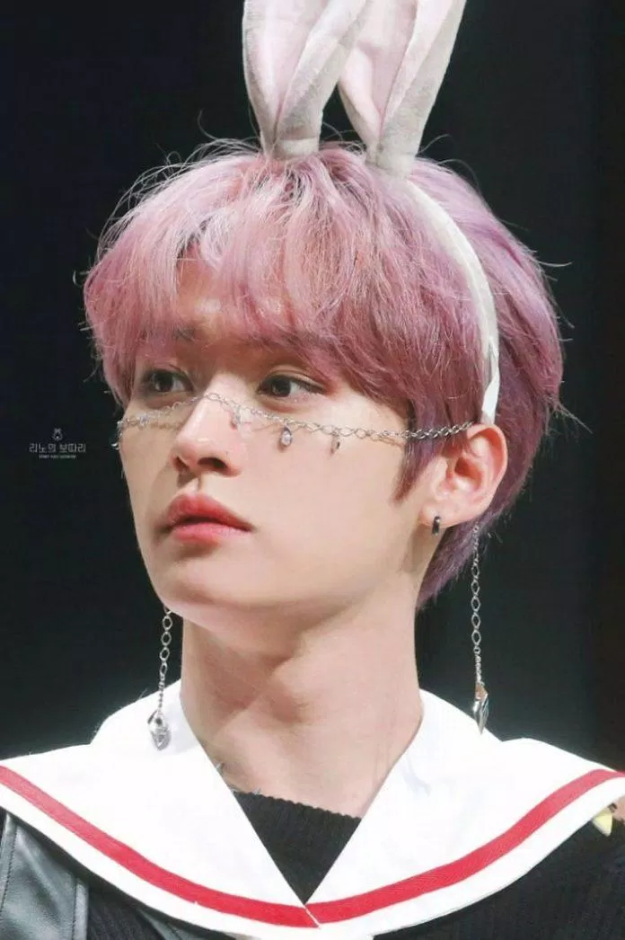 Hình ảnh Lee Know đeo face chain (nguồn: twitter)