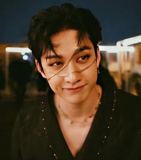 Hình ảnh Bangchan đeo face chain (nguồn: twitter)