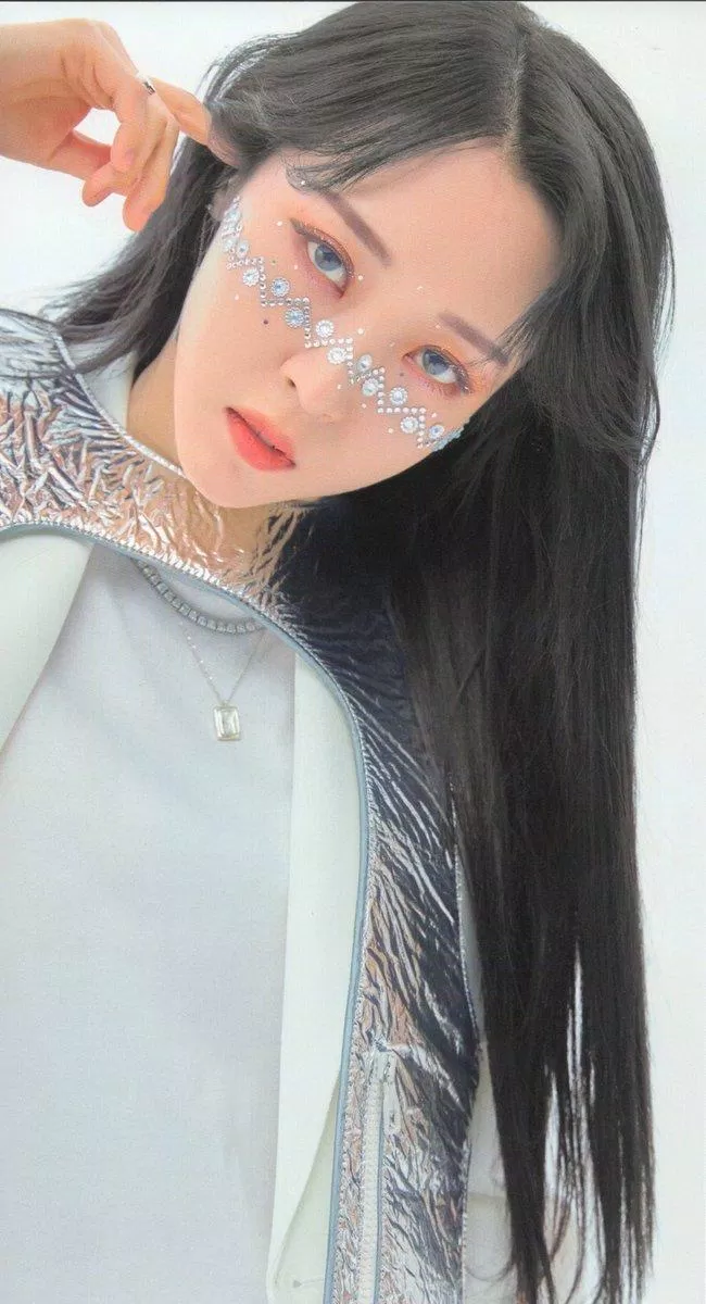 Moonbyul đeo face chain trong MV solo Eclipse (nguồn: Koreaboo)