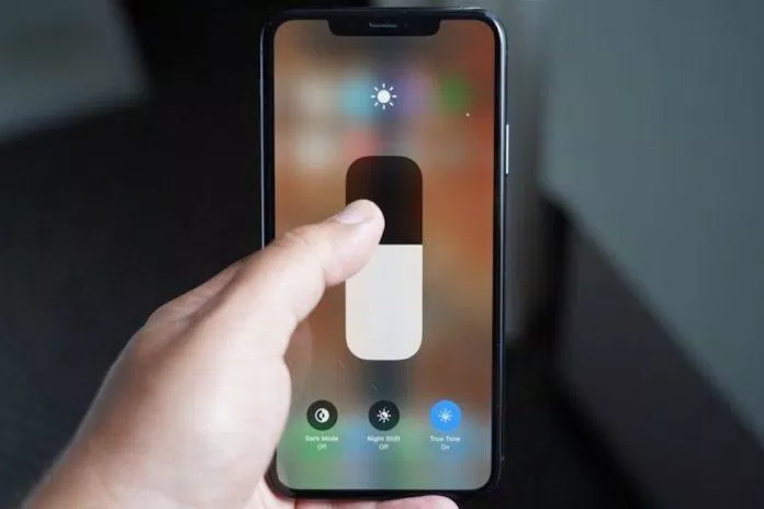 Chỉnh độ sáng màn hình iPhone cũng có cảm giác rung nhẹ (Ảnh: Internet) Chỉnh độ sáng màn hình iPhone cũng có cảm giác rung nhẹ (Ảnh: Internet)