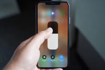 Chỉnh độ sáng màn hình iPhone cũng có cảm giác rung nhẹ (Ảnh: Internet) Chỉnh độ sáng màn hình iPhone cũng có cảm giác rung nhẹ (Ảnh: Internet)