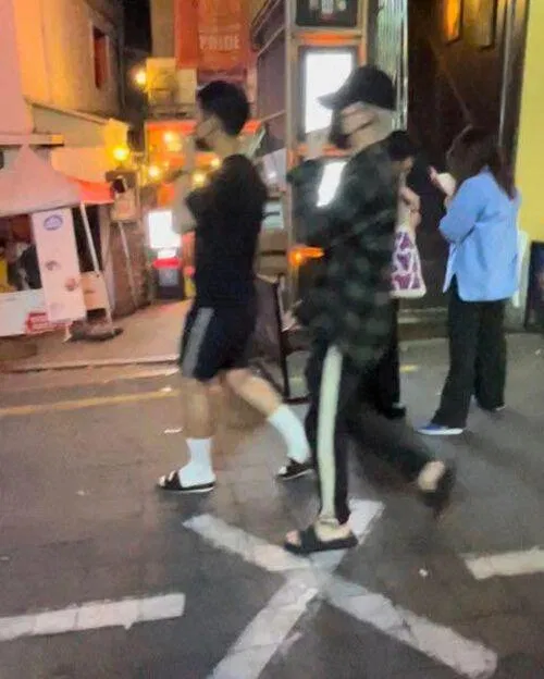 Nam idol được cho là đi cùng với vệ sĩ (Ảnh: Internet)