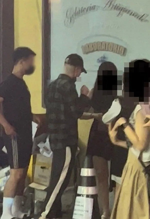 Bức ảnh được đăng tải, nhân vật đội mũ đen được cho là Jake (Ảnh: ENHYPHEN) Bức ảnh được đăng tải, nhân vật đội mũ đen được cho là Jake (Ảnh: ENHYPHEN)