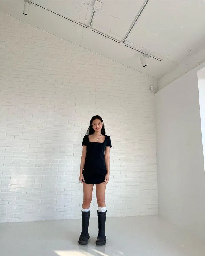 Jennie diện LBD với Cross trong bài đăng trên Instagram (Ảnh: @jennierubyjane/Instagram)