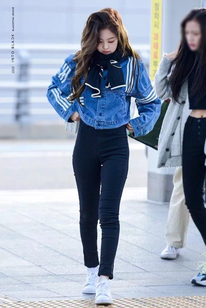 Bạn biết làm gì nên đặc biệt ở bộ đồ này không?  Đó là cách Jennie chọn những bộ trang phục có tỉ lệ đôi chân của cô như dài ra: áo khoác jean dáng lửng cùng quần đen cạp cao.  (Nguồn: Pinterest)
