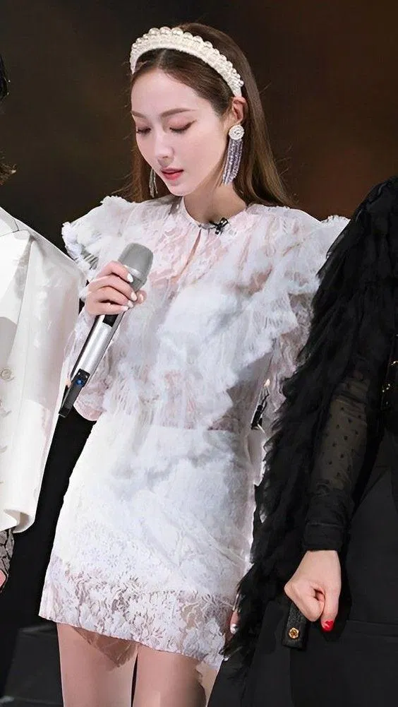 Jessica trong vòng công diễn 4 biểu diễn "Chiến binh cô độc" bên cạnh các vocal khủng xứ Trung như Na Anh, Đàm Duy Duy, Hứa Như Vân nhưng nữ idol không hề bị lép vế. Ảnh: jessica.syj