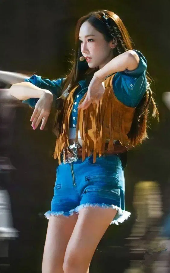 Jessica thử sức tự viết phần rap cho riêng mình trong buổi công diễn 4. Ảnh: Pinterest