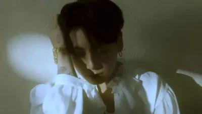 Jungkook BTS quyến rũ và ma mị trong preview 2 của Me, Myself and Jung Kook. (Ảnh: Internet) Jungkook BTS quyến rũ và ma mị trong preview 2 của Me, Myself and Jung Kook. (Ảnh: Internet)
