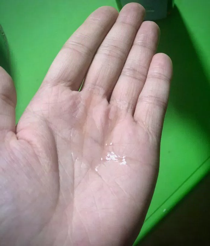 Kết cấu sản phẩm lỏng nhẹ, không quá đặc, thơm mùi hoa sang trọng. (Nguồn: BlogAnChoi).