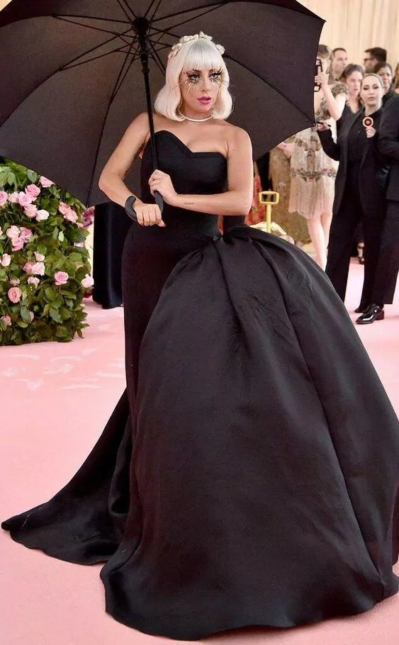 Lột bỏ lớp áo choàng hồng ra là chiếc váy đen nhung sang trọng. (Nguồn: Internet).