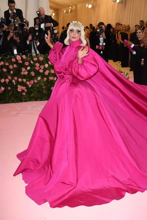 Lady Gaga là một trong những chủ trì của sự kiện 2019, nên cô nàng xuất hiện với chiếc váy “sương sương” dài 25m tím hồng. (Nguồn: Internet).