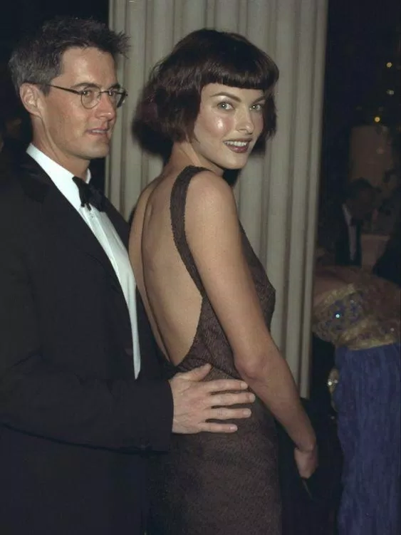 Siêu mẫu người Canada xuất hiện cùng nam diễn viên Kyle MacLachlan trên thảm đỏ 1996. (Nguồn: Internet).
