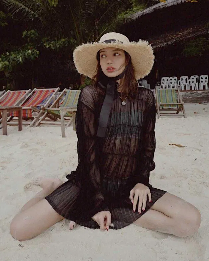 Lisa đã chứng minh LBD có thể diện cho bất kỳ dịp nào (Ảnh: @lalalalisa_m/Instagram)