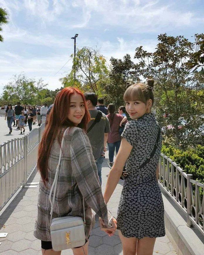 Lisa với phong cách Y2K trong LBD họa tiết hoa (Ảnh: @lalalalisa_m/Instagram)