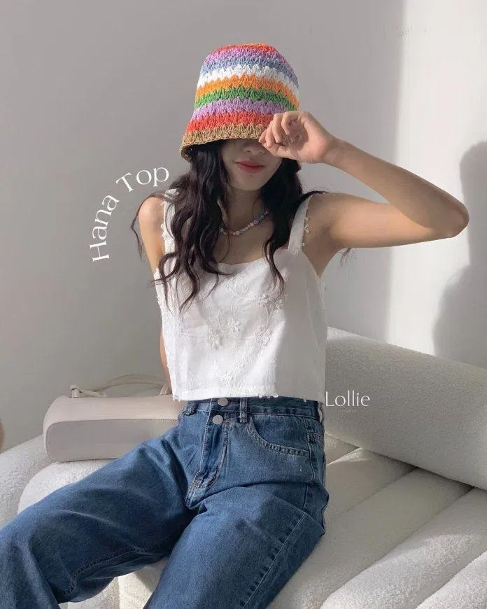 Set đồ Hana top x Blue jeans siêu cá tính (Ảnh: Lollie.Studio)