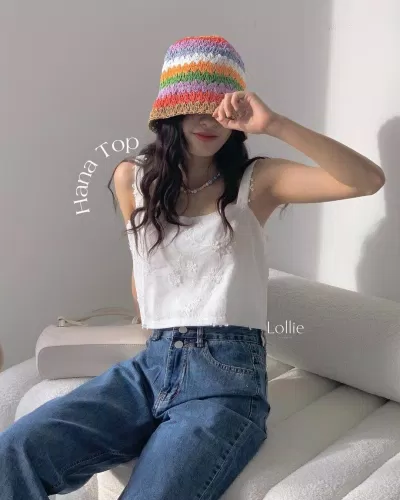 Set đồ Hana top x Blue jeans siêu cá tính (Ảnh: Lollie.Studio)