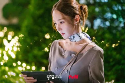 Park Min Young bày bán nhẫn cưới trong poster phim mới Love In Contract Go Kyung Pyo kim jae young love in contract Park Min Young phim mới thông tin Thông tin phim trailer phim