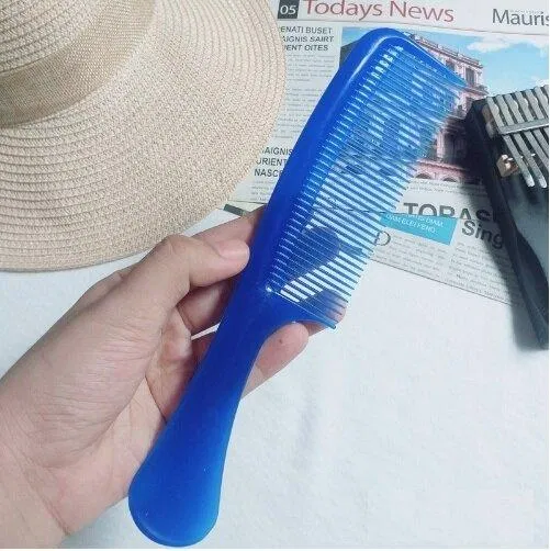 Đã đến lúc loại bỏ những chiếc lược nhựa để bảo vệ mái tóc(Nguồn: Internet)