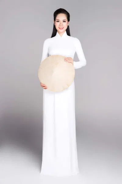 Mai Phương đằm thắm trong tà áo dài tinh khôi