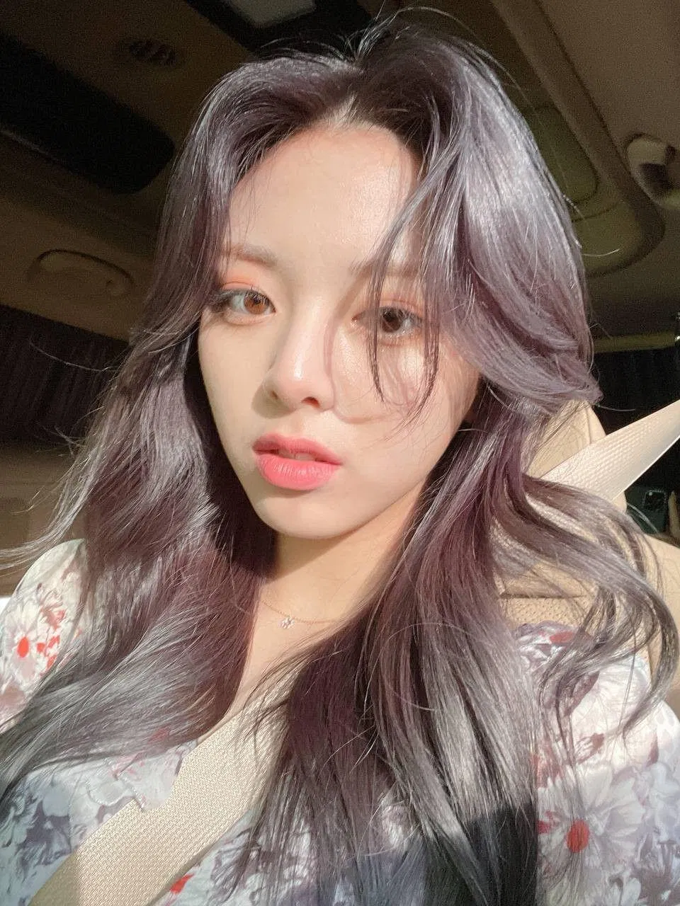 Cô cũng là thành viên ra mắt năm 17 tuổi (tính theo tuổi Hàn)