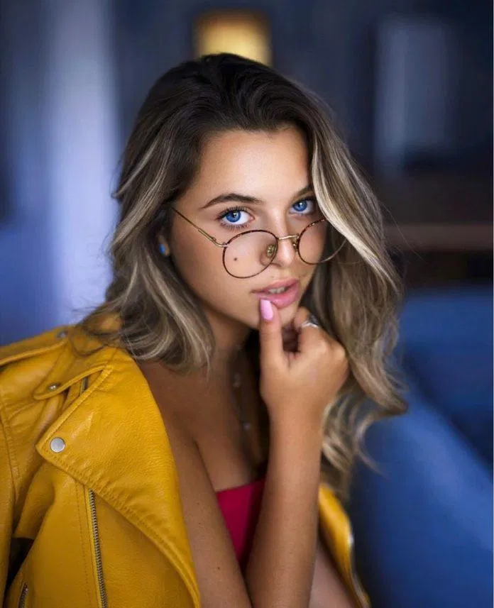 Với đầu mũi thô, bạn hãy ưu tiên lựa những chiếc kính có gọng kiểu ovan hoặc chữ nhật. Nguồn: internet