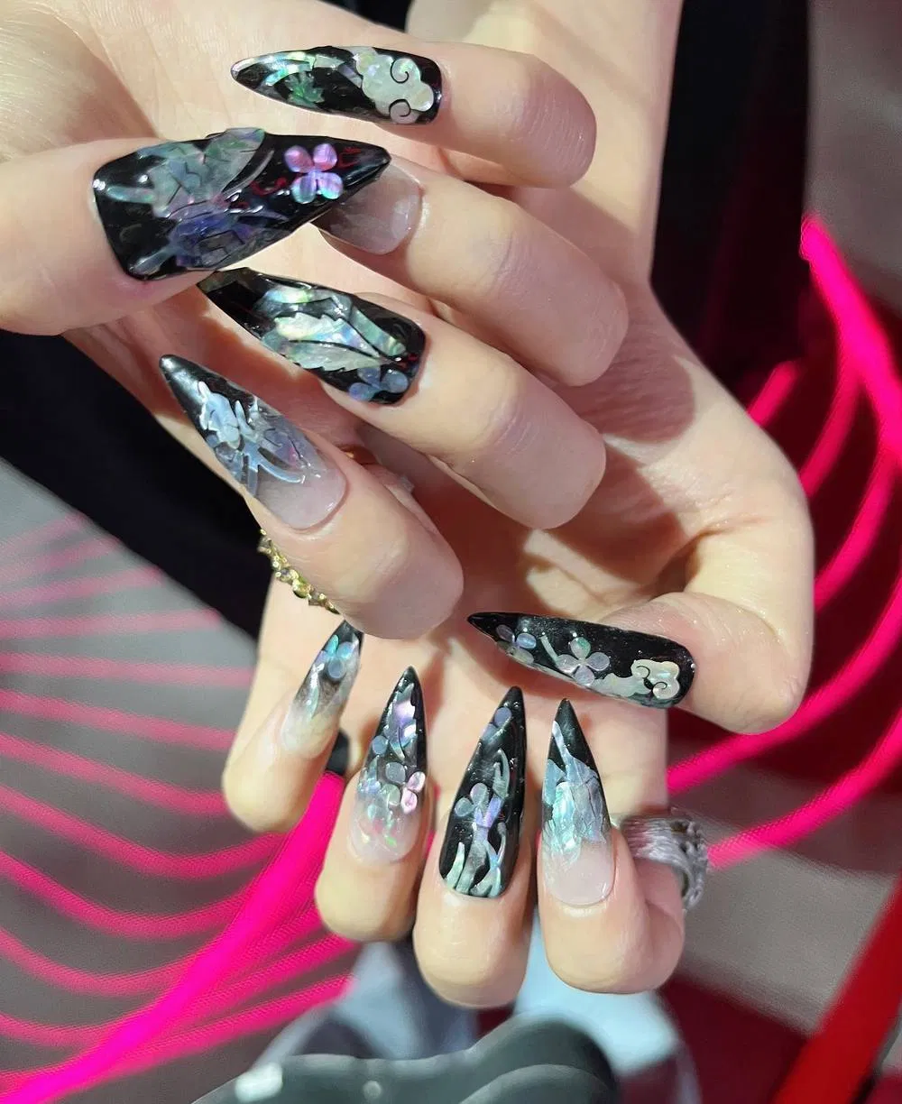 Các họa tiết truyền thống trong móng tay của Jisoo cũng được thể hiện dù chỉ là chi tiết nhỏ (Ảnh: Internet)