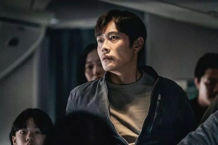 Nam diễn viên Lee Byung-hun trong vai ông bố sợ máy bay (Nguồn: Internet)