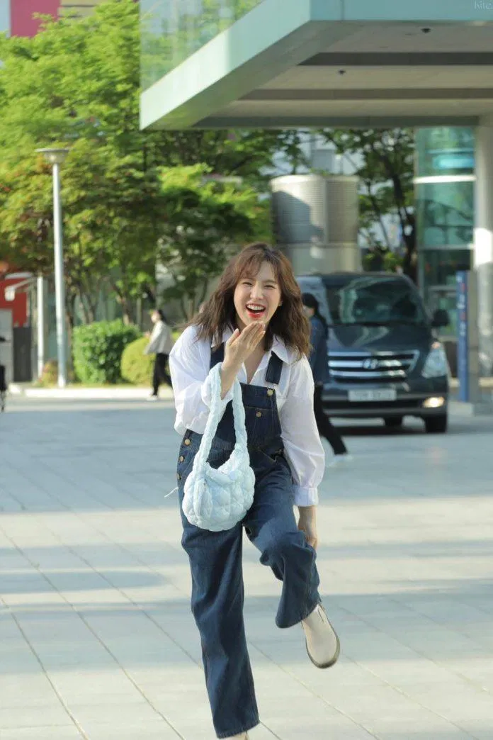 13 Học cách phối đồ đi làm theo 4 mùa cùng Wendy (Red Velvet) mới nhất 9 Gợi ý 1 cho mùa hè: áo sơ mi và quần yếm denim. Nguồn: internet