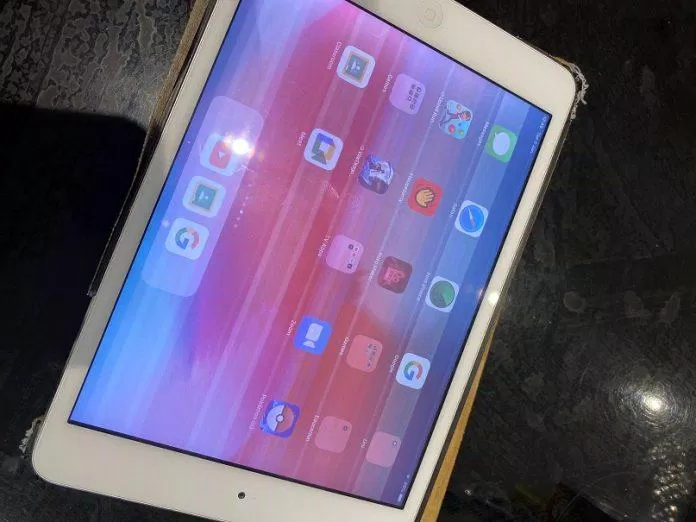 Màn hình iPad có hiện tượng lạ chứng tỏ đã bị hư khá nghiêm trọng (Ảnh: Internet)