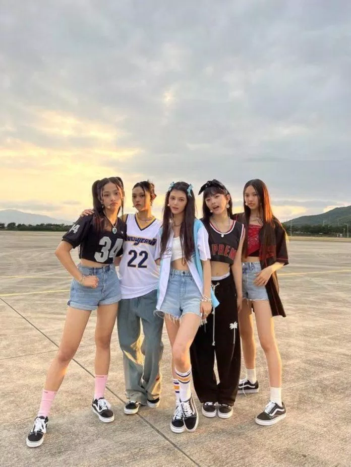 Trang phục mang đậm chất Y2K. Ảnh: internet