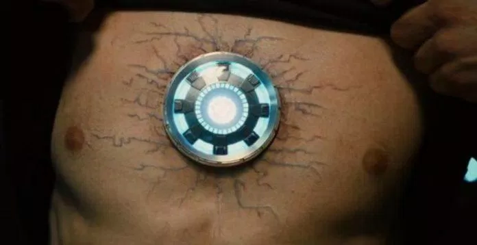 Nhứng phiên bản đầu tiên của Arc Reactor gây nguy hiểm cho cơ thể của Tony (Nguồn: Internet)