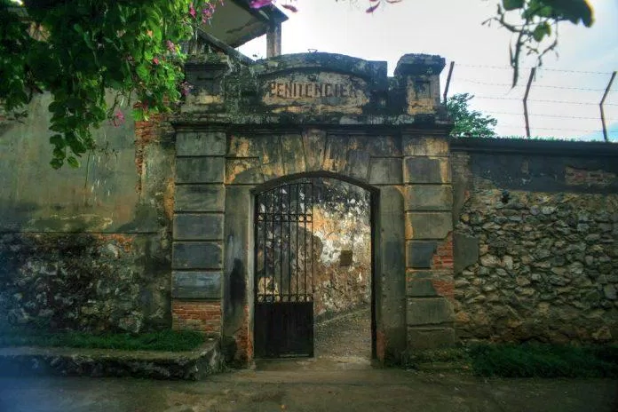 Cổng vào nhà tù Sơn La (Nguồn: Internet)