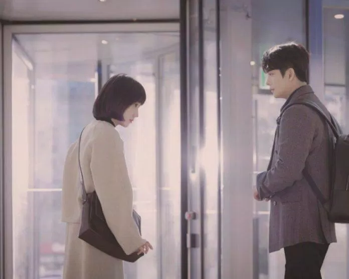 Junho giúp luật sư Woo đi qua cánh cửa xoay. (Nguồn: Internet)