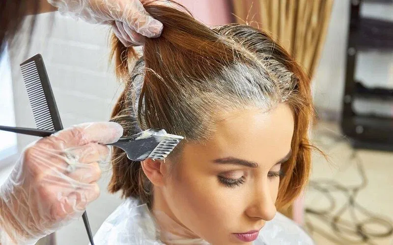 Nhuộm tóc cũng cần những sự hỗ trợ từ người khác(Nguồn: Internet)