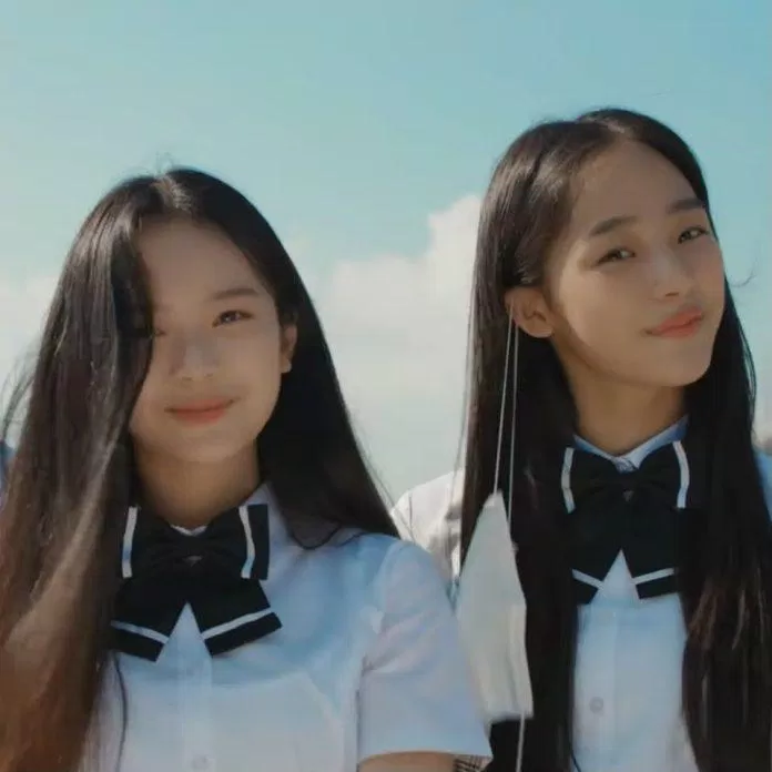 Hanni (trái) và Minji (phải) trong MV