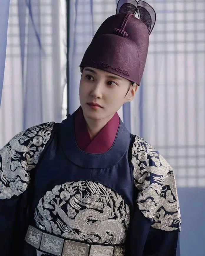 Trang phục hanbok tôn lên nét vương giả của Lee Hwi (Nguồn: Internet)