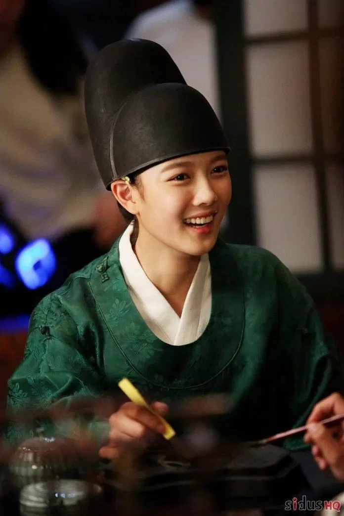 Kim Yoo Jung trong vai thái giám Hong Ra On hoạt bát, nhanh nhẹn (Nguồn: Internet)