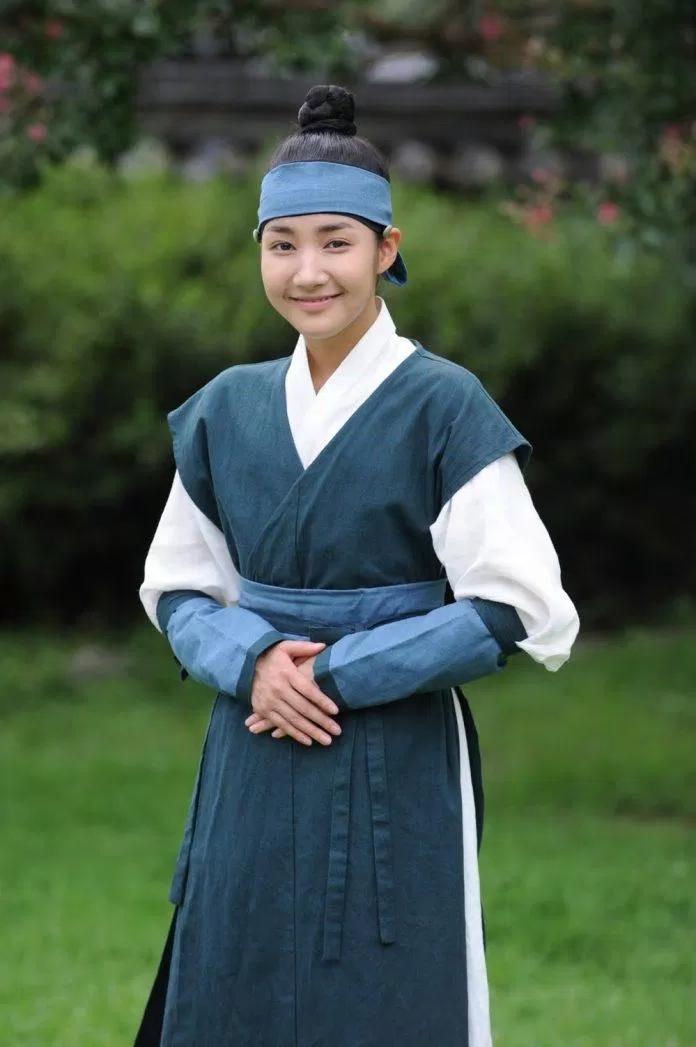 Tạo hình đáng yêu, lanh lợi của Park Min Young trong trang phục nam nhân (Nguồn: Internet)